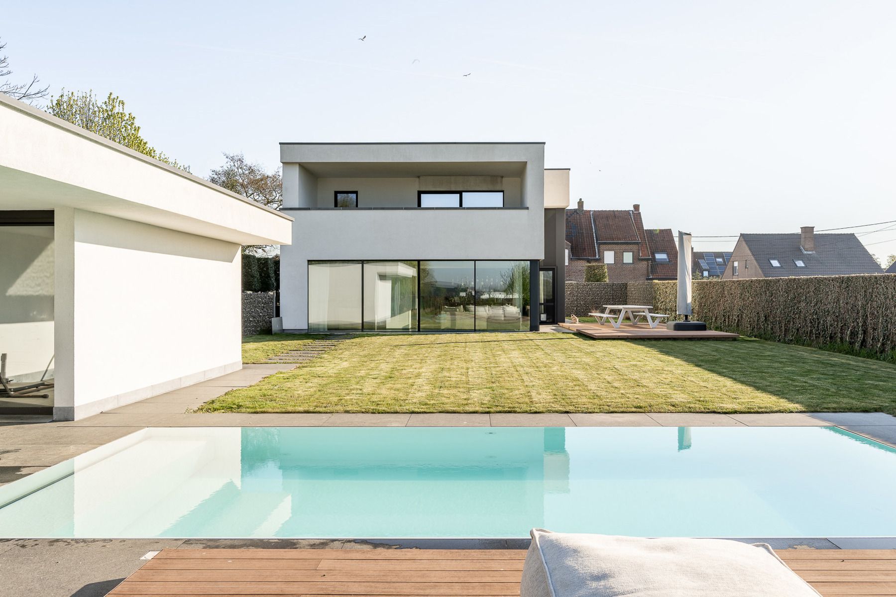 Unieke eigentijdse villa met zwembad foto 2