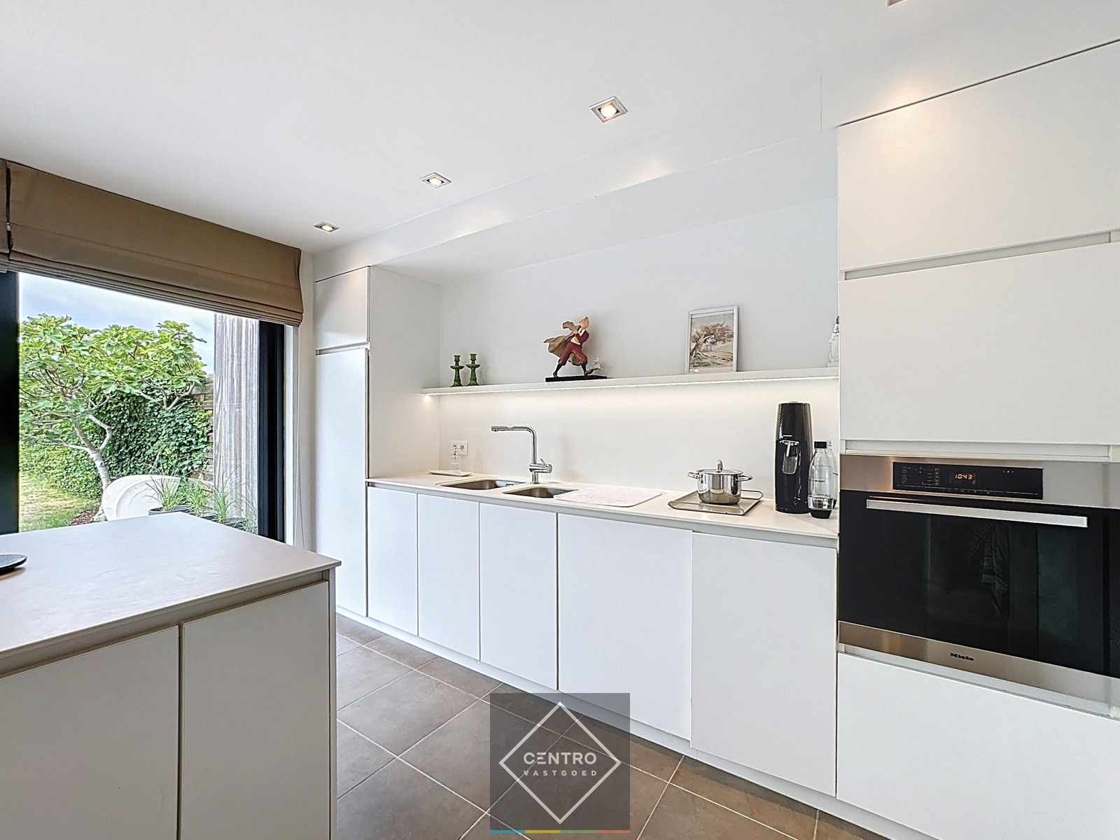 Instapklare woning met 3 slpks, garage én ZUIDger. tuin  te Oostkamp! foto 9
