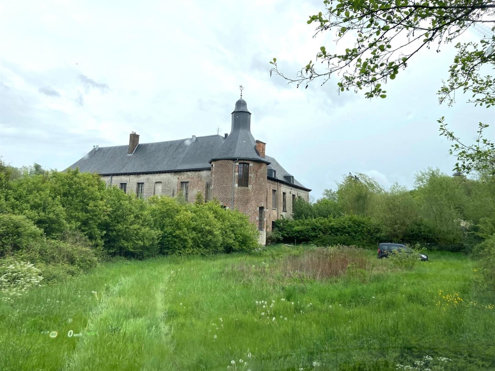 Château d'Epinois met toren, en met dépendance logies. foto 2