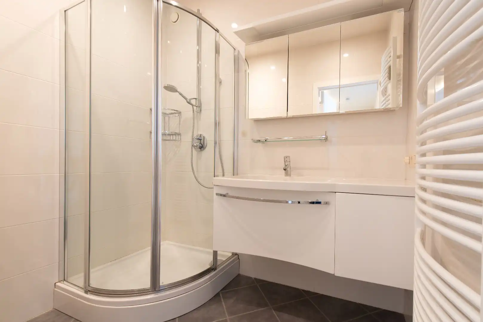 Instapklaar appartement op het gelijkvloers met prachtig zicht op zee. Gelegen aan de Zeedijk, op een toplocatie aan het strand. foto 6