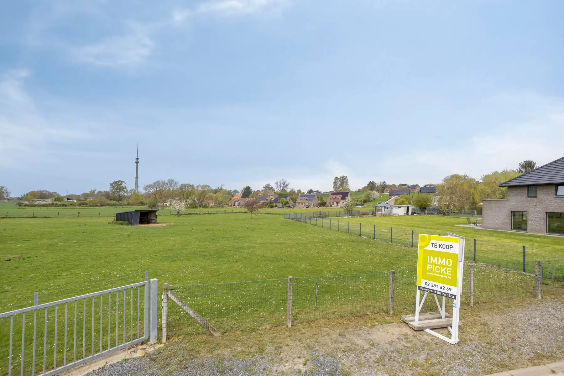 Bouwgrond voor open bebouwing gelegen in een rustige straat foto {{pictureIndex}}