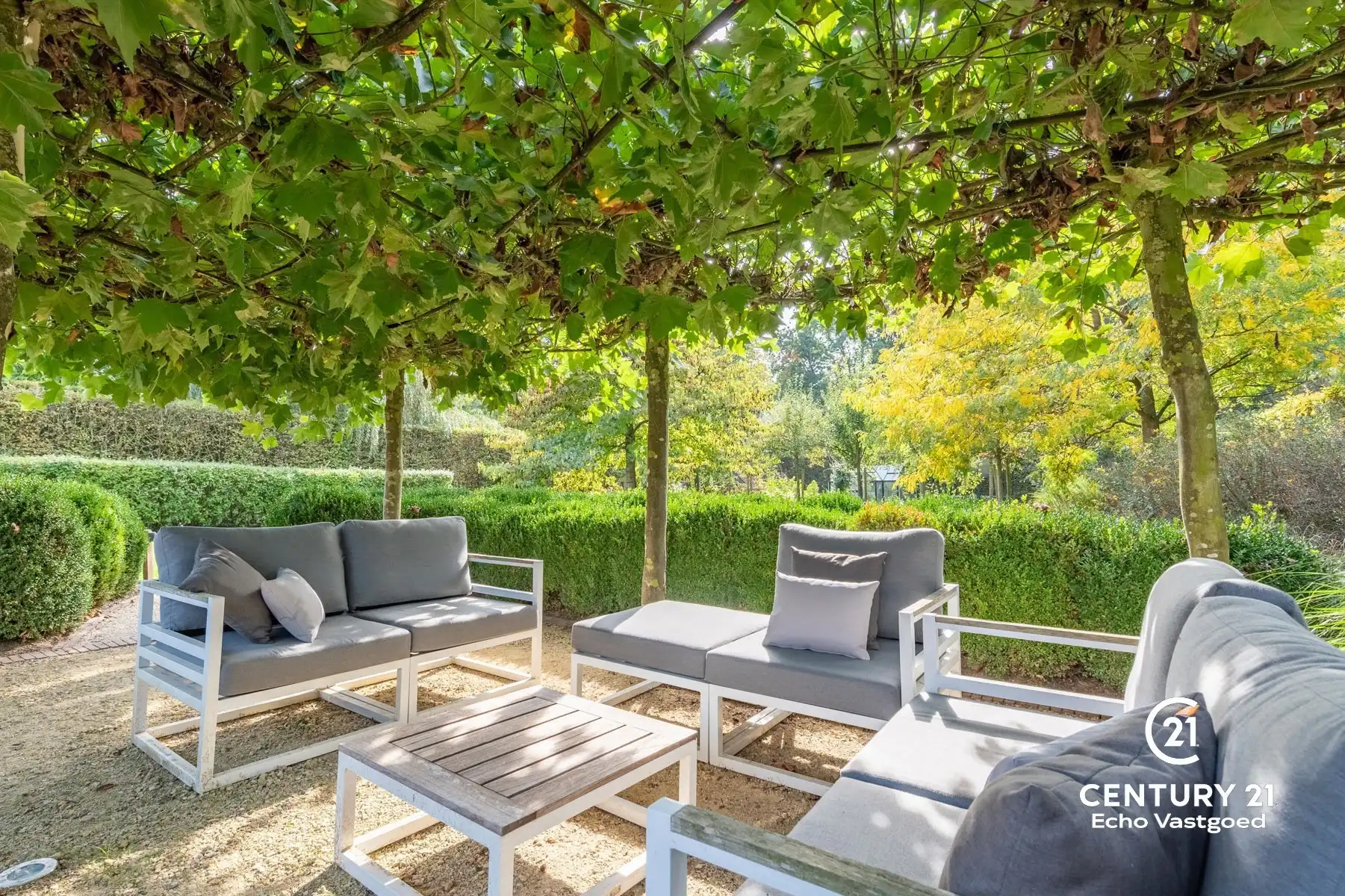 Statige, recente villa met parktuin en tijdloze klasse foto 18