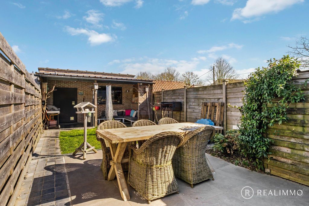 Instapklare woning met tuin, garage en carport foto 3