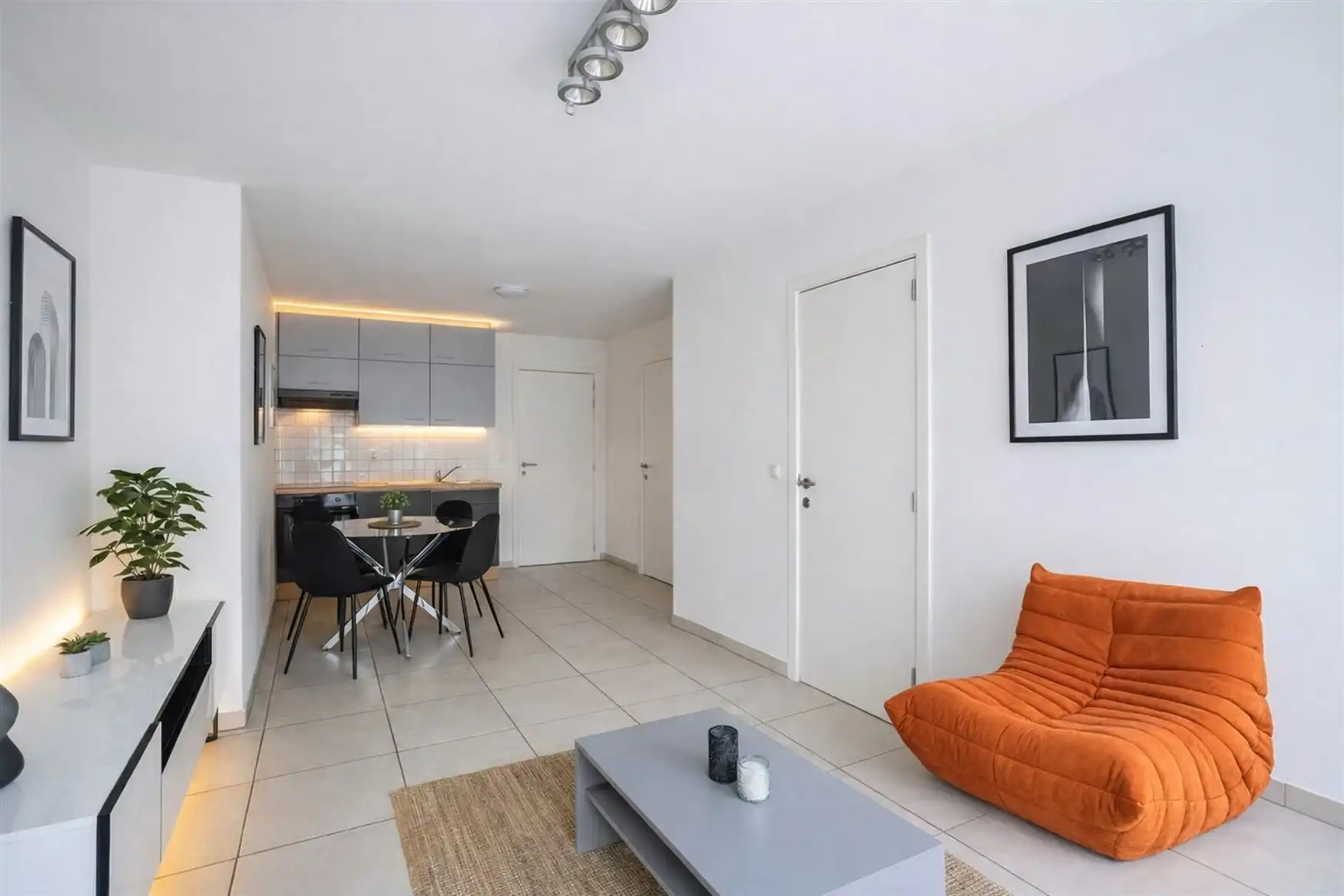 Gezellig appartement met tuin en garage in Merelbeke. foto {{pictureIndex}}