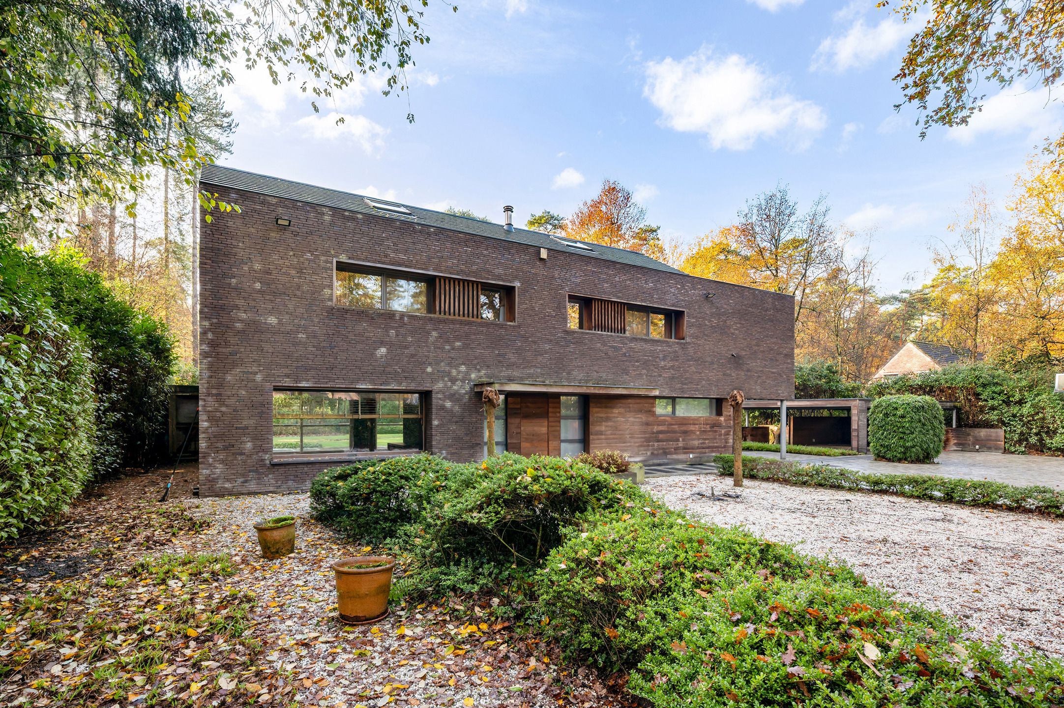 Ruime architecturale villa met 5 slaapkamers  foto {{pictureIndex}}