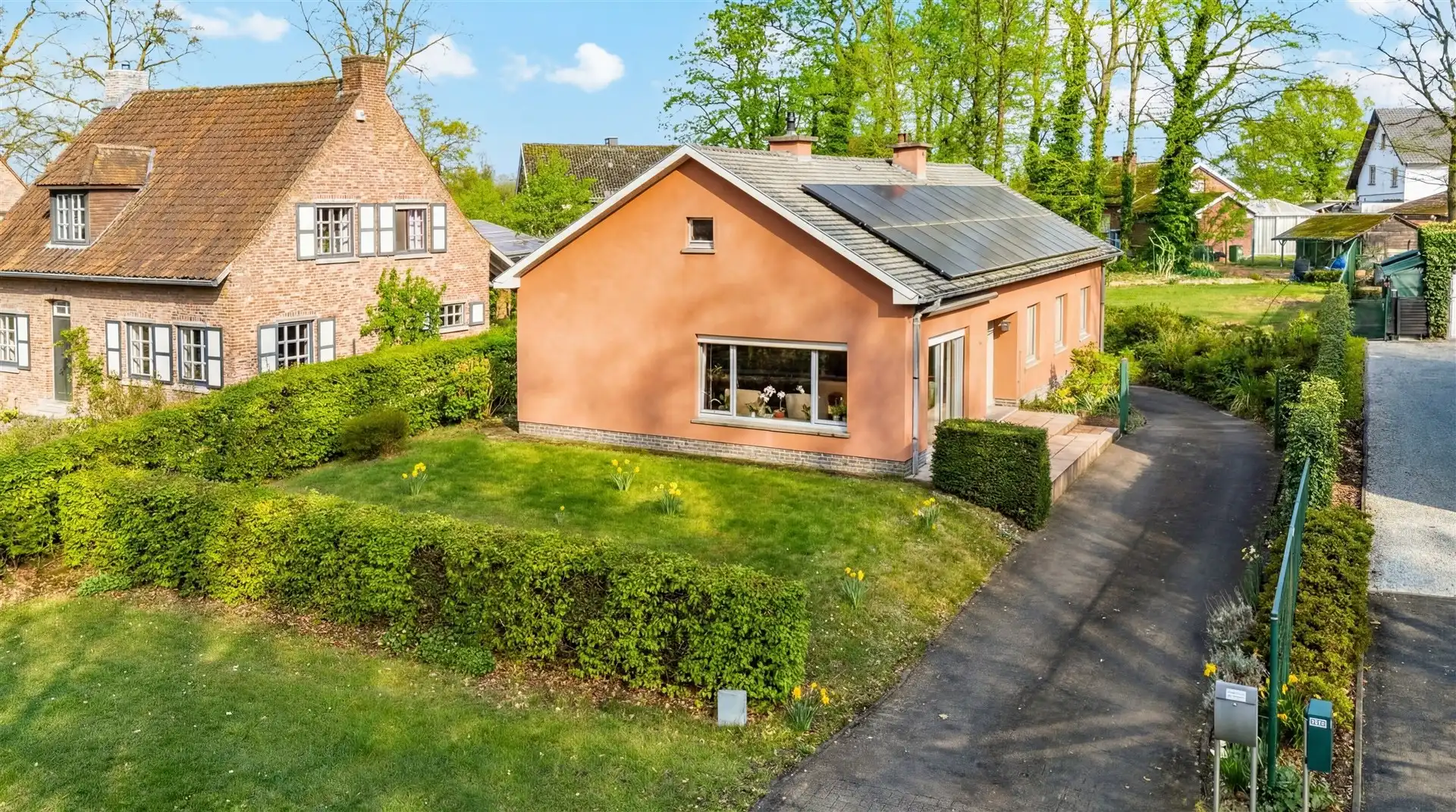 Hoofdfoto van de publicatie: Bungalow met 4 slks, tuin en dubbele garage