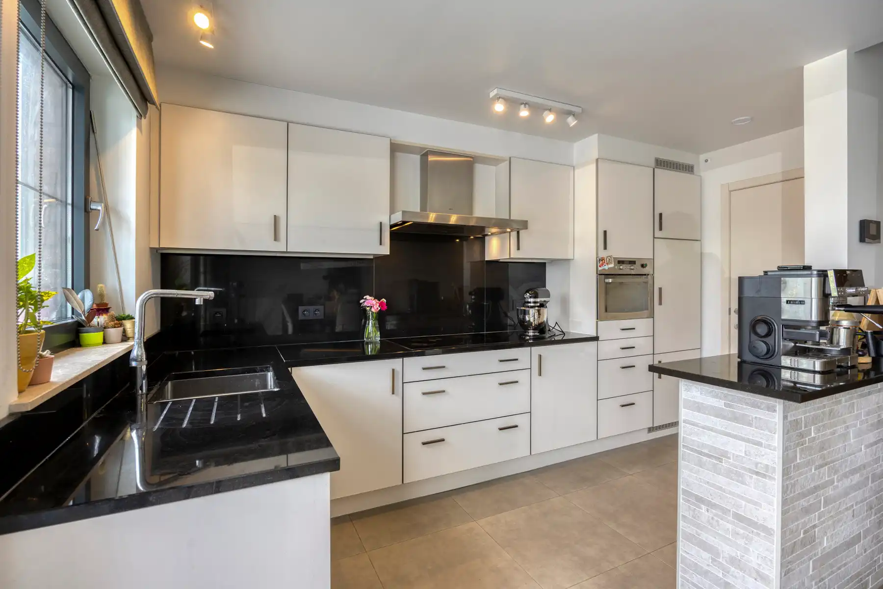 Modern en energiezuinig gelijkvloers appartement vlabij centrum foto 12