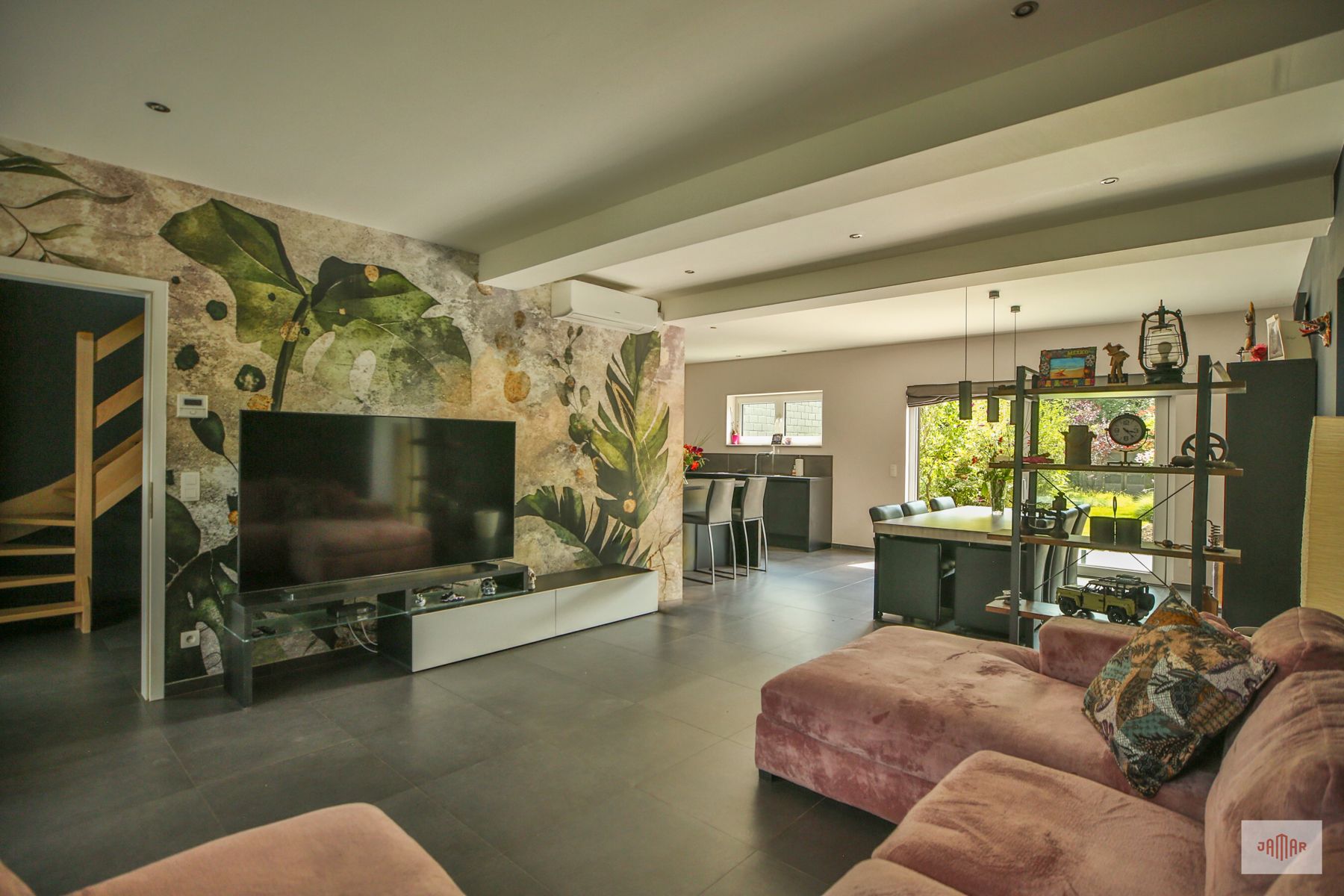 Moderne halfopen gezinswoning met veel ruimte foto 7