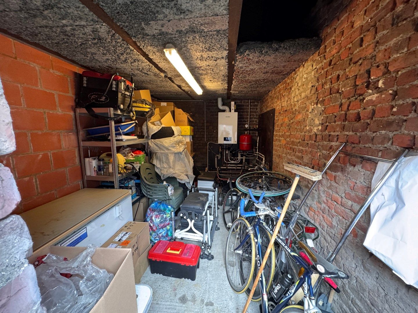 Ruime woning met tuin en magazijn/atelier foto 6