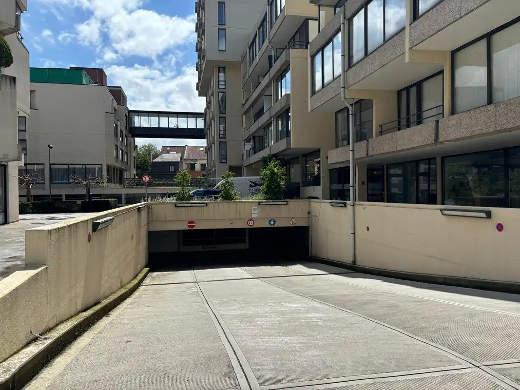 Open ondergrondse autostaanplaats op wandelafstand trein - en busstation! foto 2