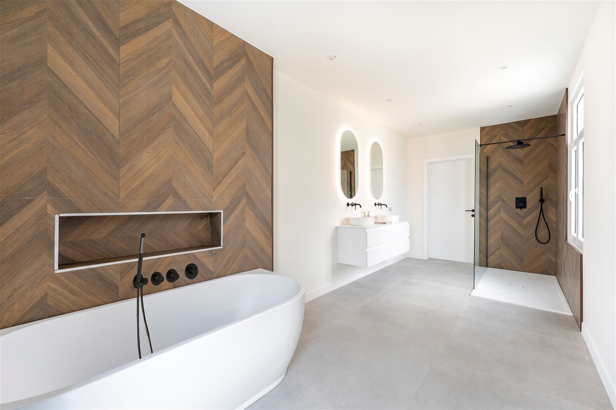 Ruime gerenoveerde woning met tuin foto 27