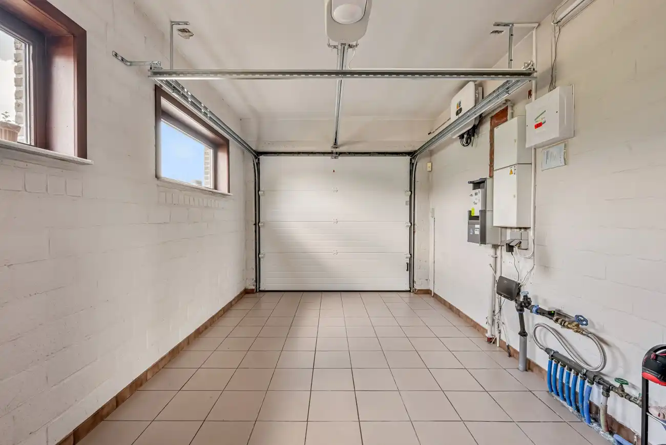 Degelijke alleenstaande villa met inpandige garage en zonnige tuin op een heel rustige toplocatie nabij het centrum van Lochristi! foto 11