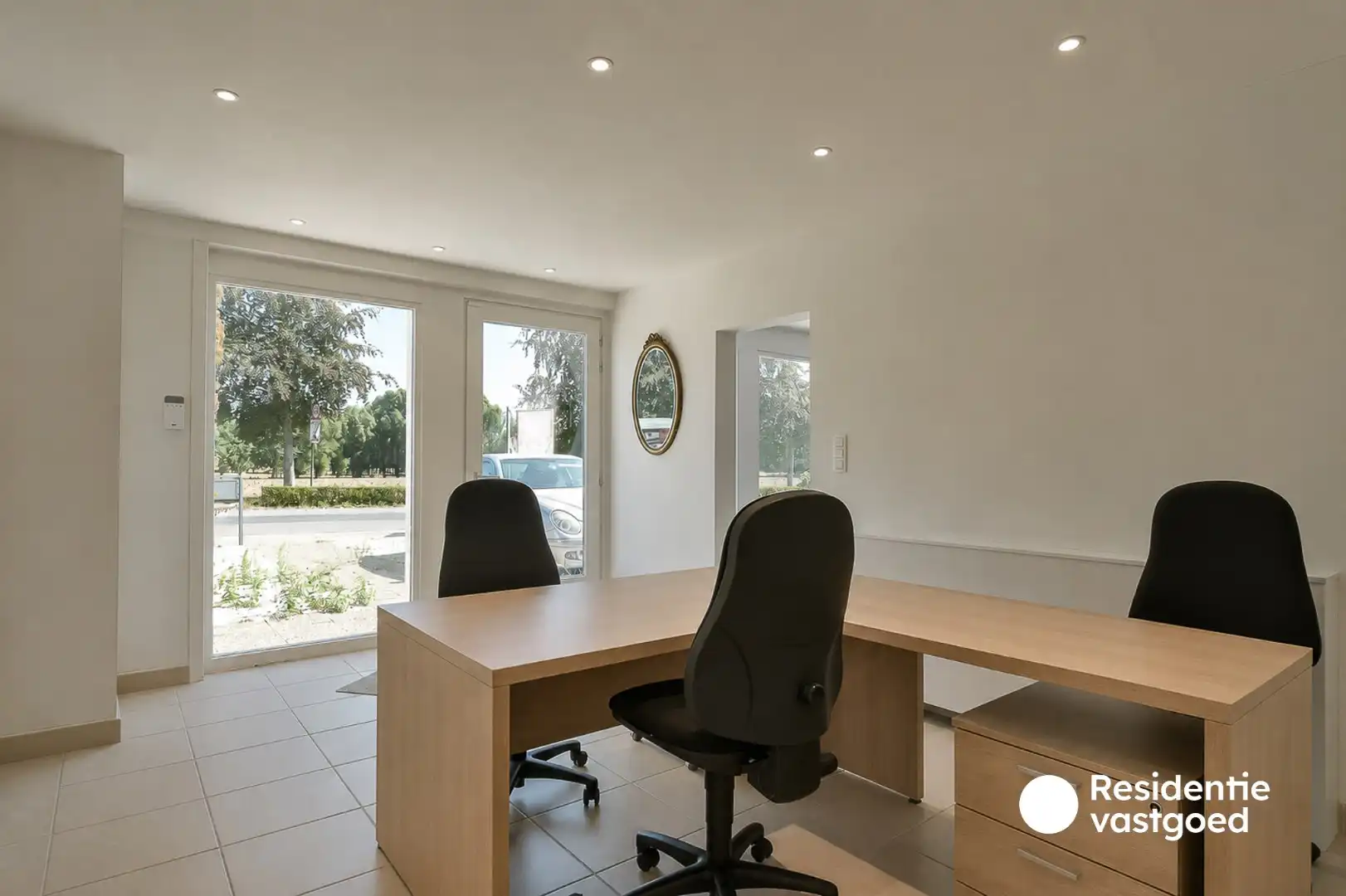 Verrassend ruime woning met unieke indeling en veel potentieel in Torhout! foto 2