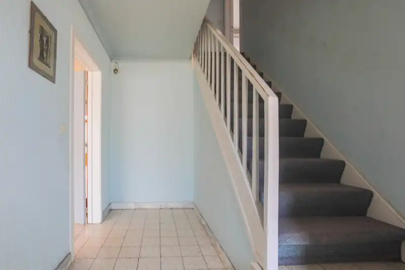 Rustig gelegen, ruime te renoveren woning met 4 slaapkamers, tuin en garage op 262m2 . foto 3