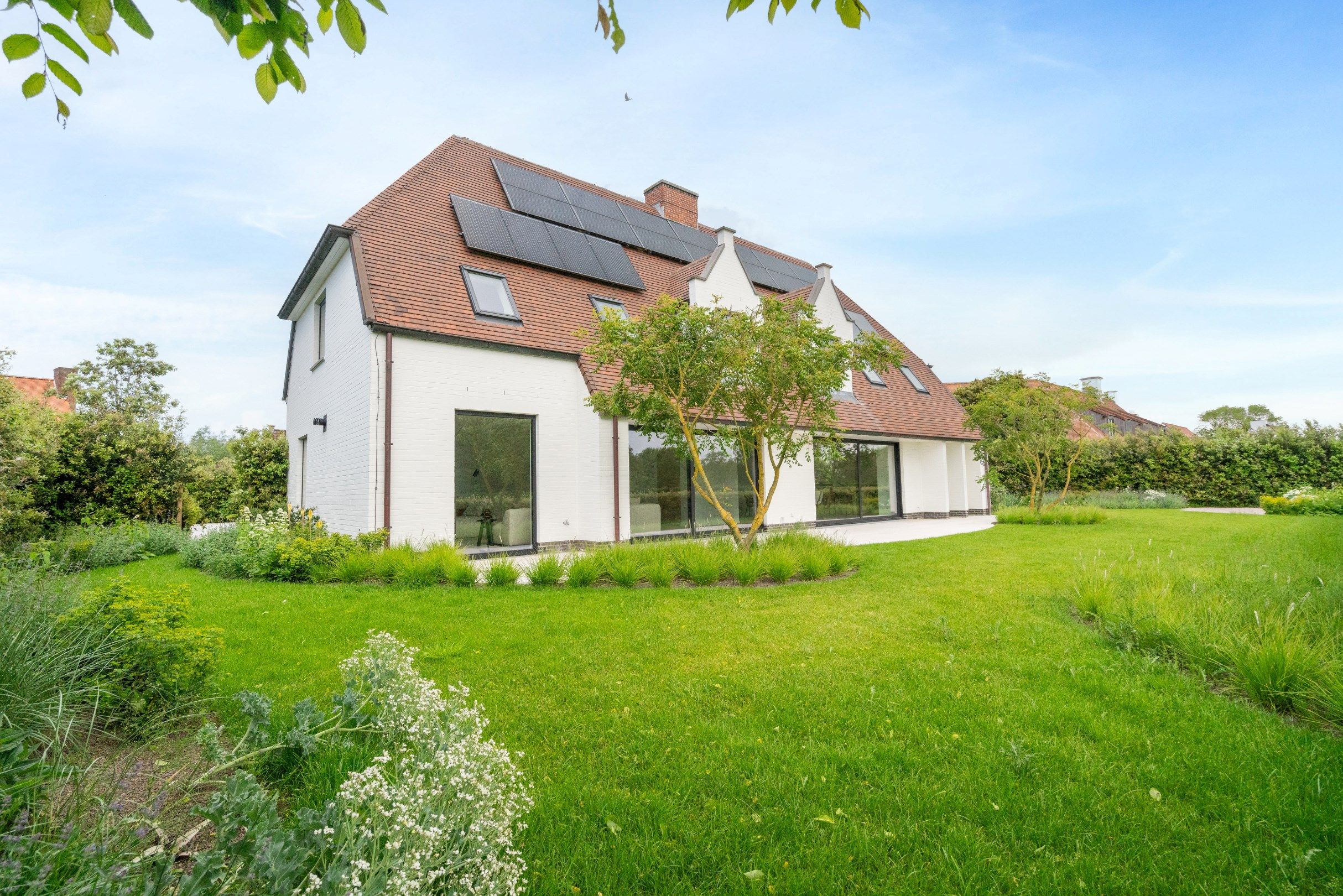 Prachtig gerenoveerde alleenstaande villa met zwembad en een OPEN ZICHT over de polders.  foto 31