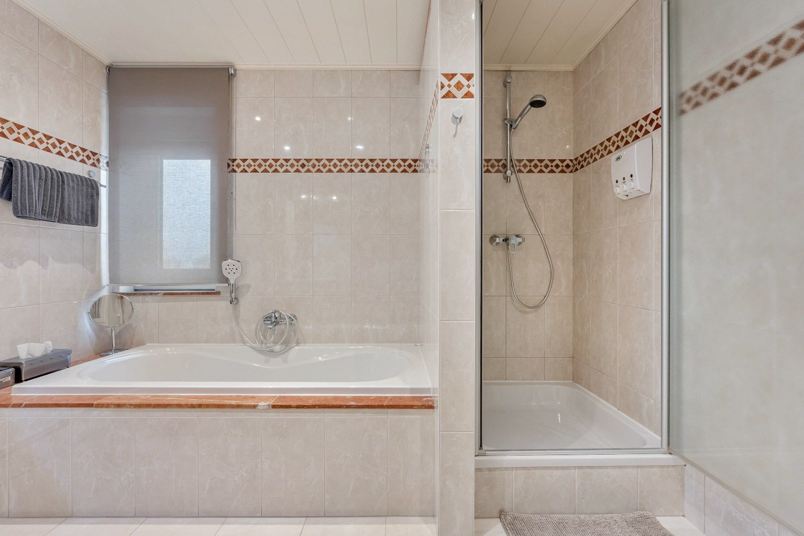 Luxueus vernieuwde 3-gevel woning op toplocatie. foto 19