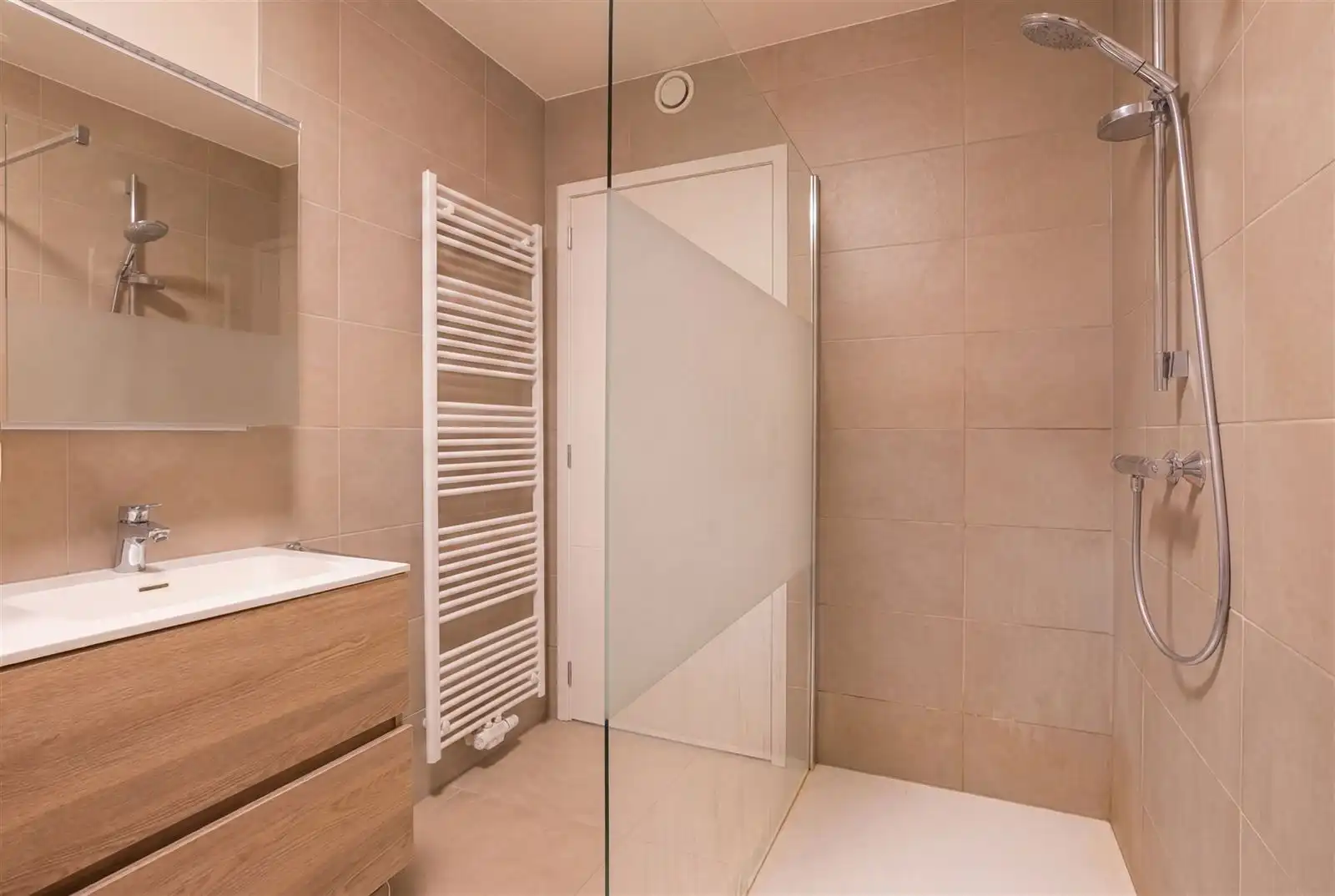 Recent appartement, rustig gelegen, doch op 200m van centrum foto 18