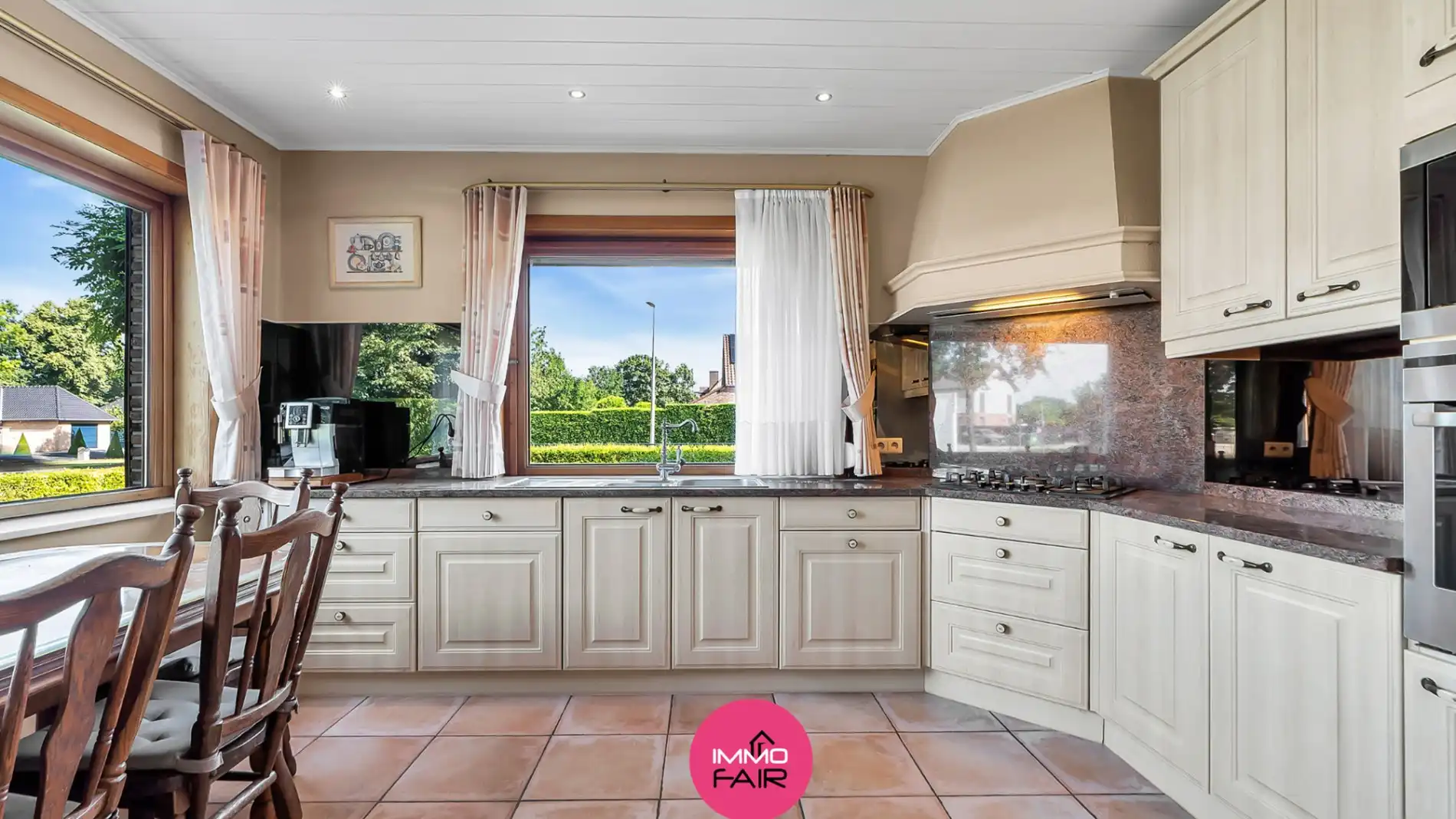 Charmante vrijstaande woning met 4 slaapkamers en aparte entiteit foto 4