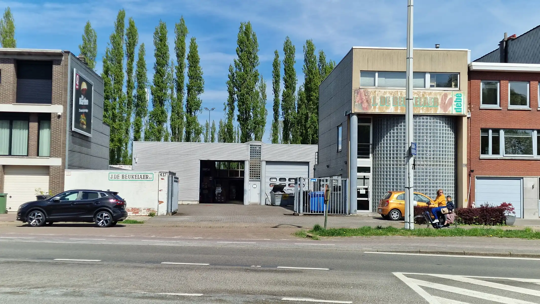 Grote magazijnruimte/atelier met kantoor te koop in Deurne  foto {{pictureIndex}}