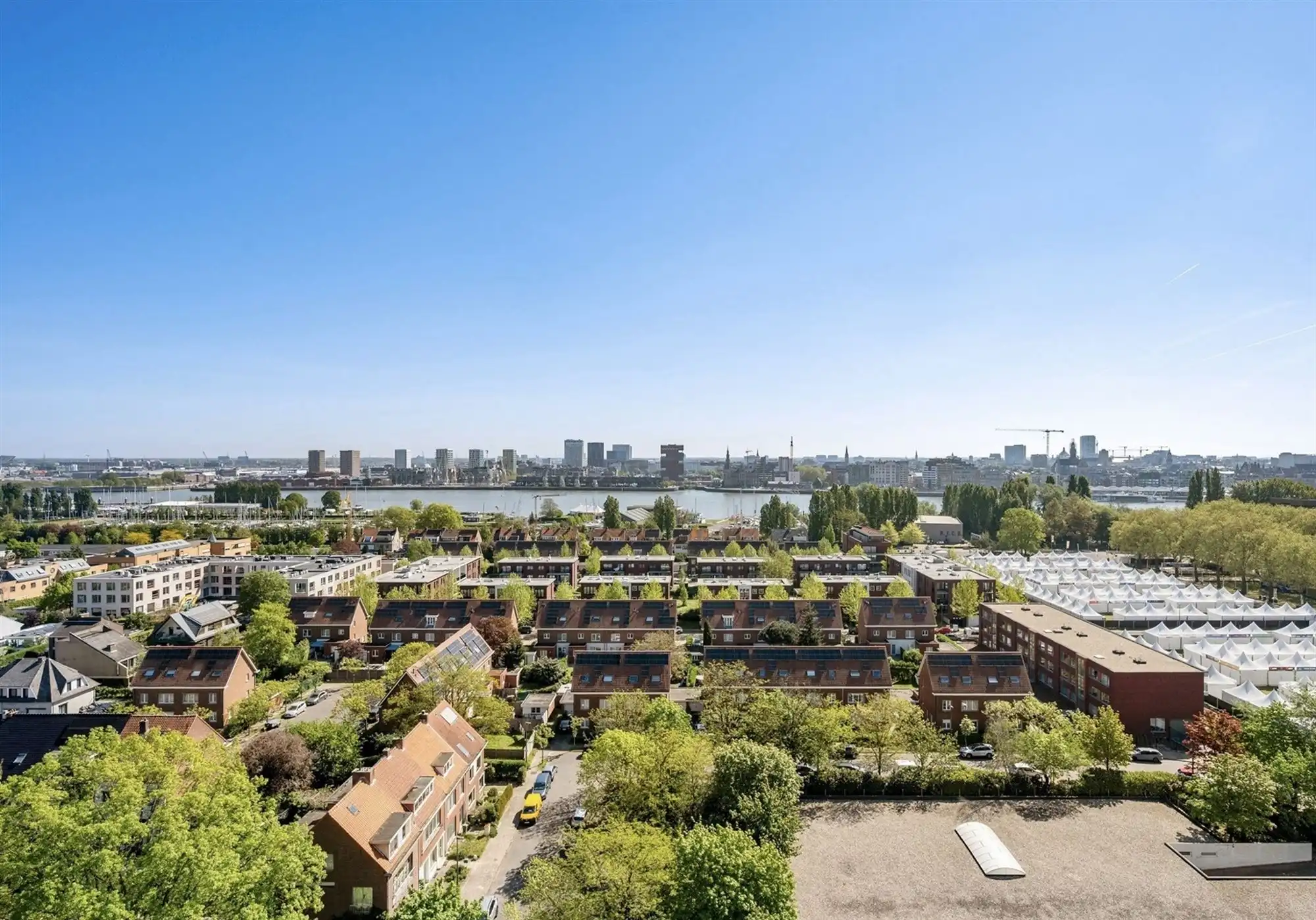 Instapklaar appartement met 2 terrassen en 2 slaapkamers foto 6