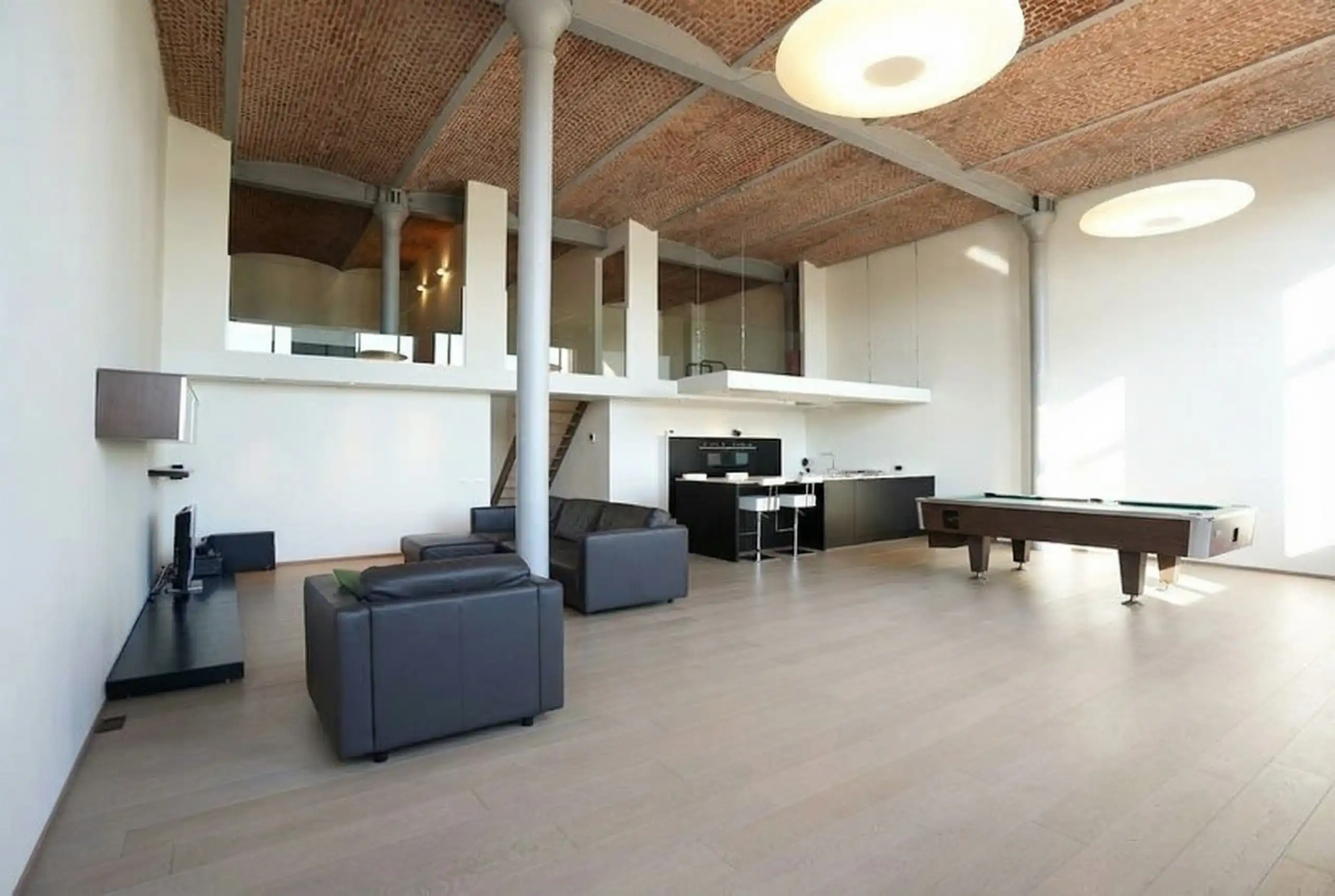 Verrassende, heldere loft met plafondhoogten van 6 m! foto 6