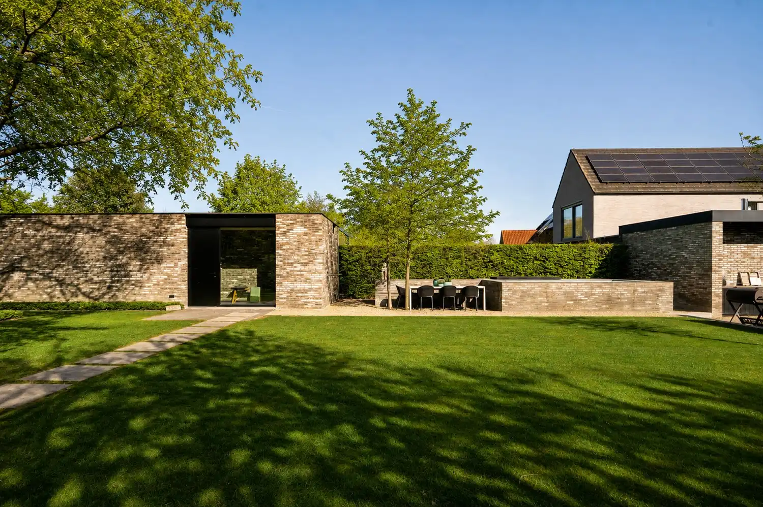 Energiezuinige villa met zwembad, wellness en praktijkruimte op een perceel van 998 m² te Putte foto 2