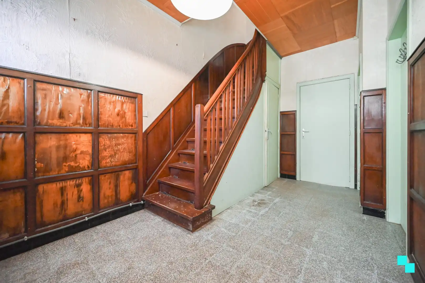 Te renoveren halfopen bebouwing met garage foto 4