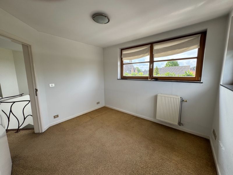 TE HUUR villa in rustige buurt foto 27