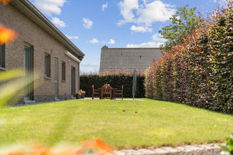 Hoofdfoto van de publicatie: Hooglede. Zeer verzorgde gelijkvloerse villa met 3-4 slaapkamers, dubbele garage en kleine bergloods. Uiterst rustig gelegen overal dichtbij op een prachtige locatie! Ideaal voor bewoners met  extra bergruimte.