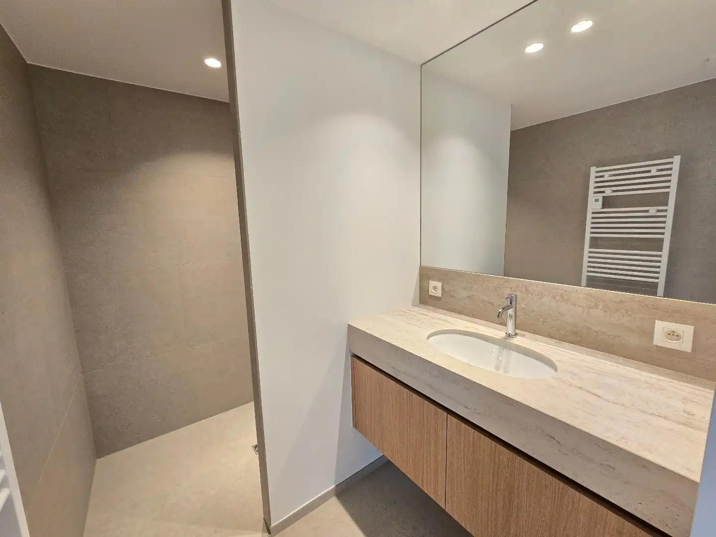 Hoekappartement met 3 slaapkamers en 2 badkamers foto 8