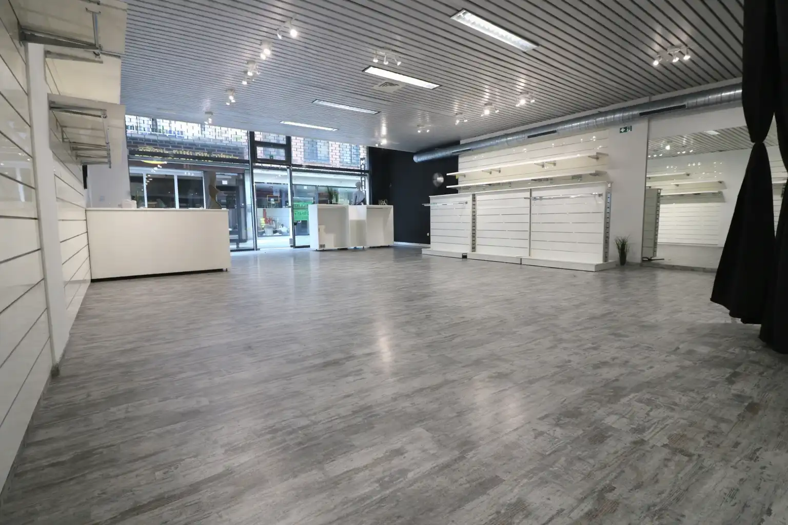 Ruim handelspand in de Molenstraat, pal in het centrum van Blankenberge.   foto 2