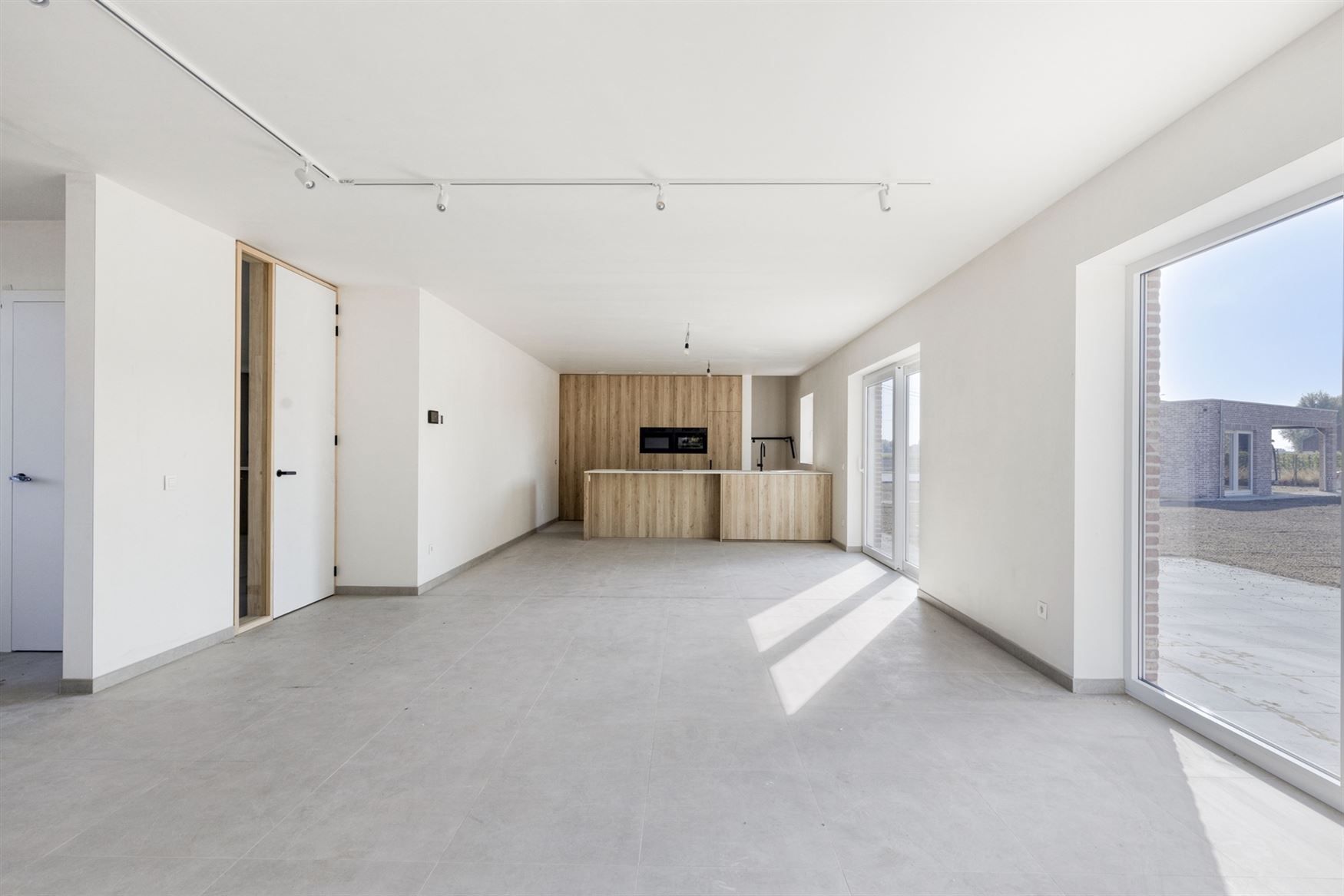 Zeer ruime nieuwbouwwoning gelegen op een groot zonnig perceel foto 4