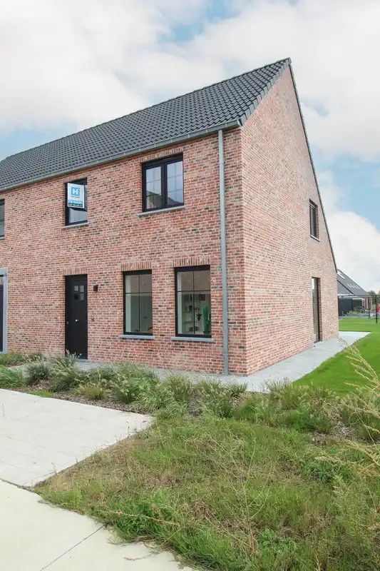 Afgewerkte halfopen nieuwbouwwoning te Roeselare foto 2