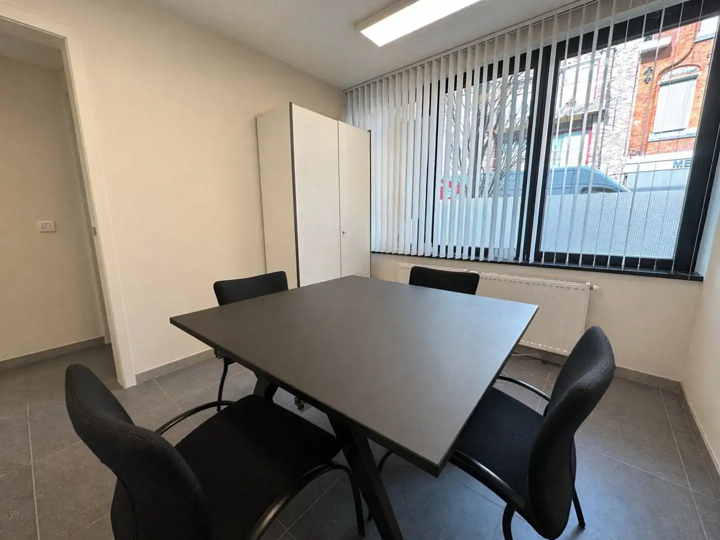 Instapklare kantoorruimte centrum Torhout, unieke kans! foto 8