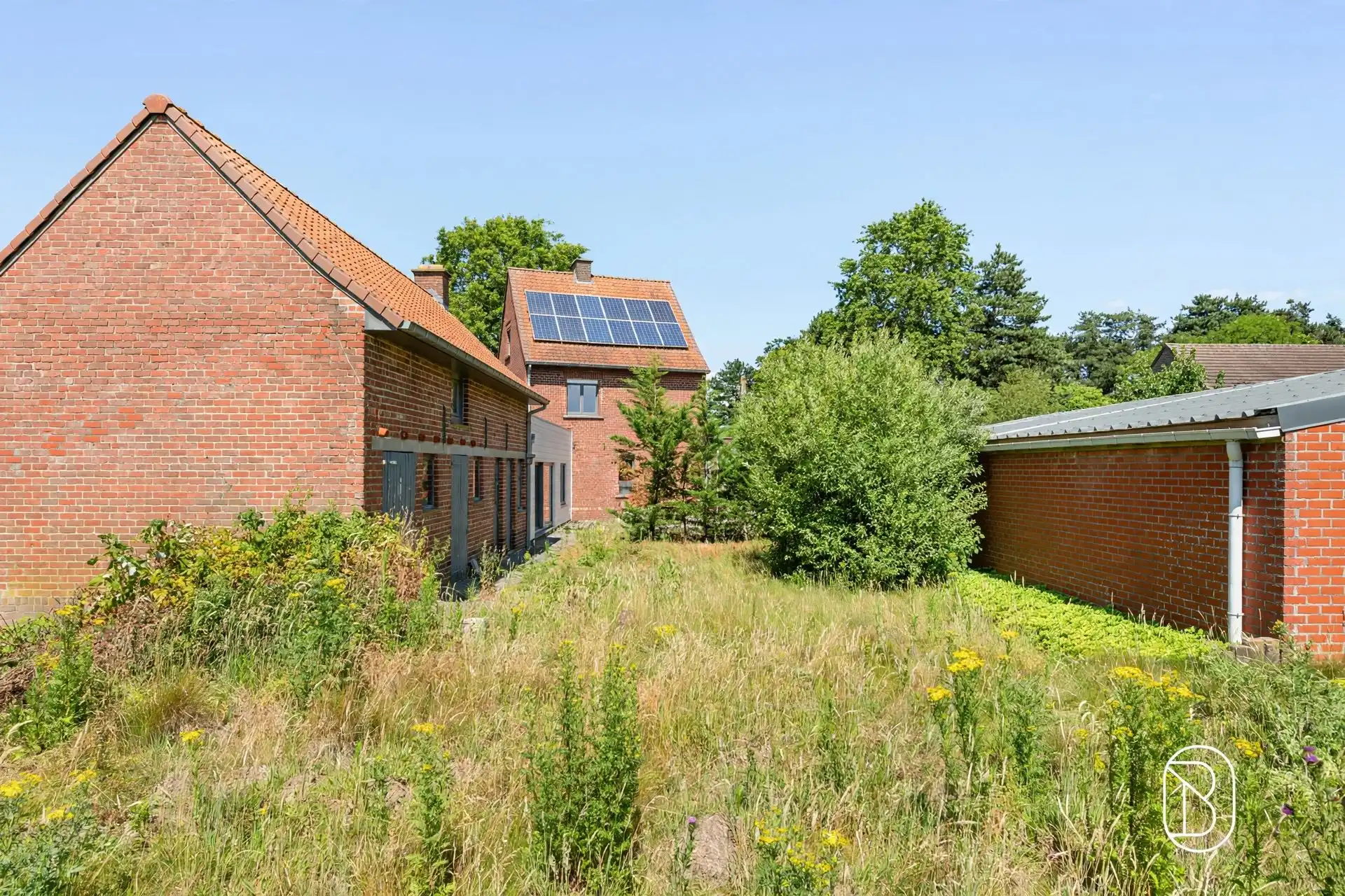 Toffe goedgelegen halfopen bebouwing met loods van 180m²! foto 3