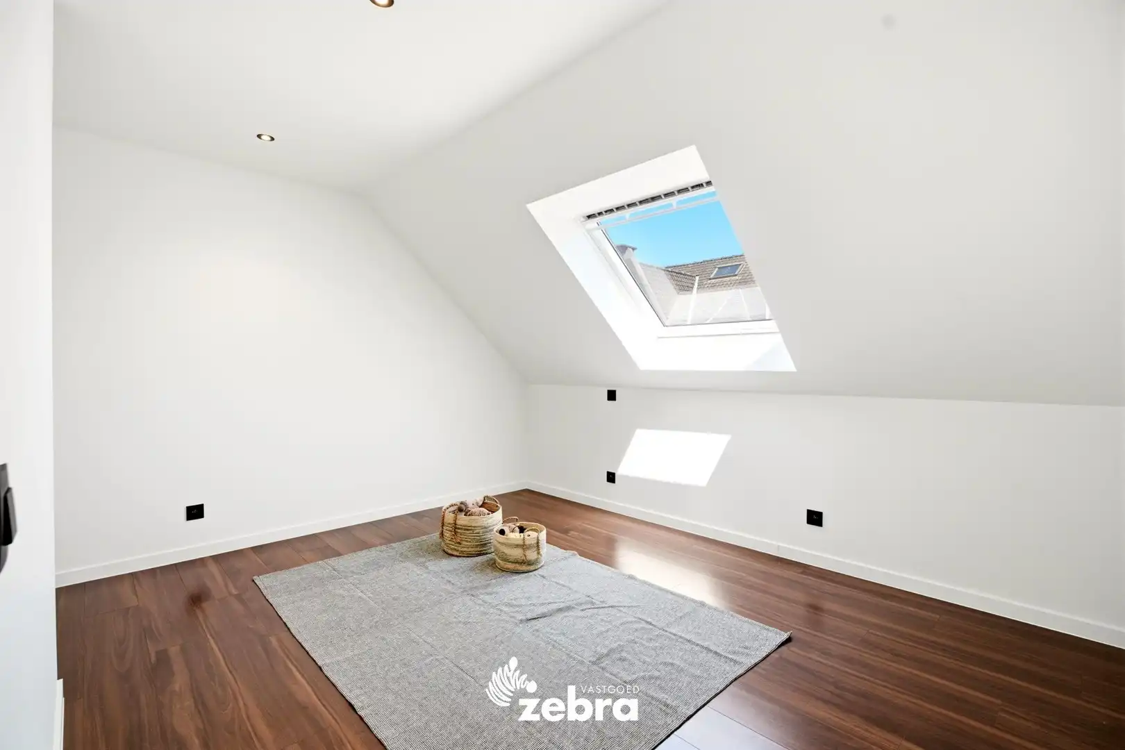 Stijlvolle woning met garage en achterliggende uitweg! foto 16