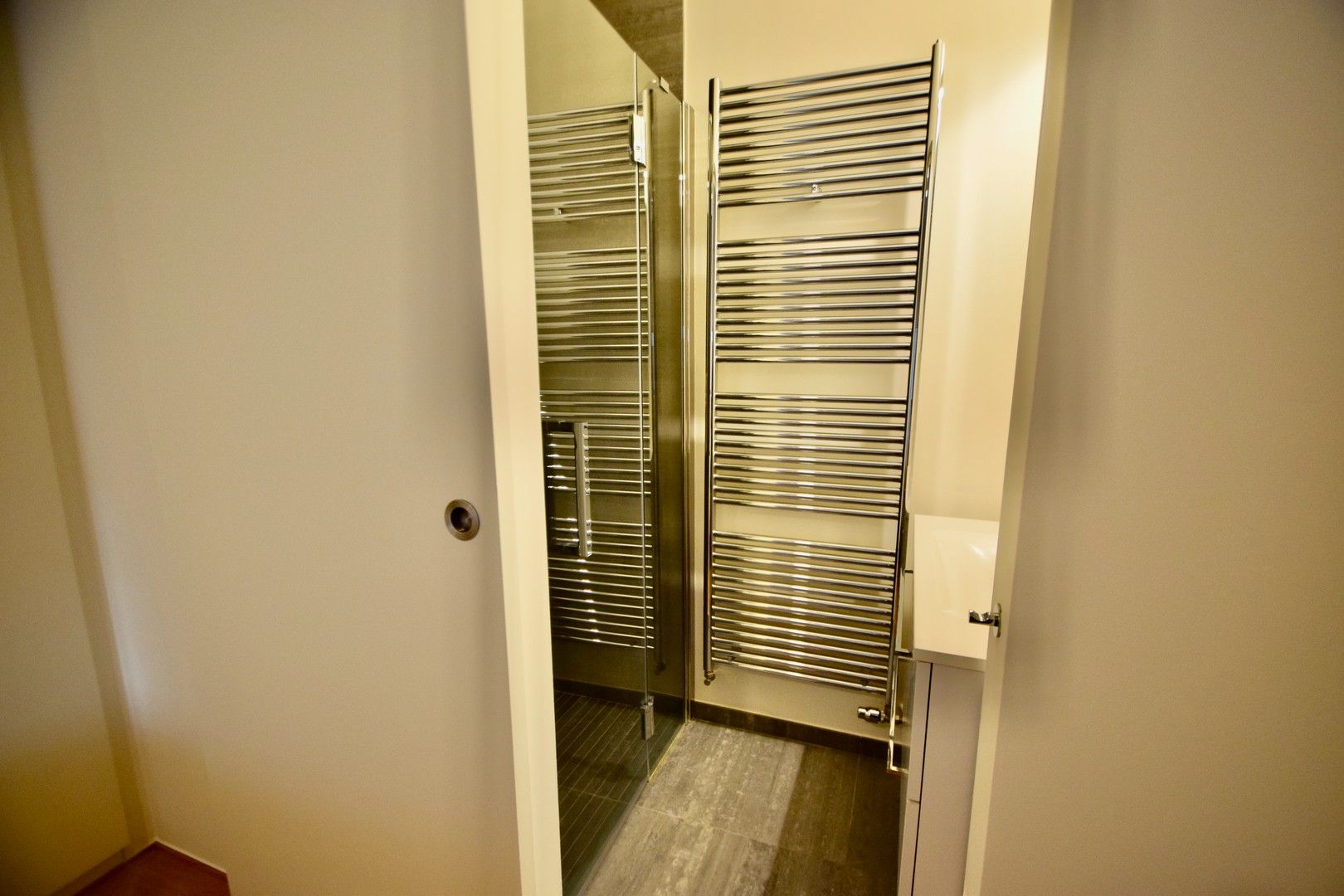 Hedendaags appartement genietend van zijdelings zeezicht, vlakbij de zee. foto 9