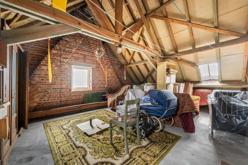 Ledegem-centrum. Sterk gebouwde half open bebouwing met 3 slaapkamers, bijgebouw en extra mogelijkheden. Perceel +/- 346m2. Te vernieuwen ! foto 16