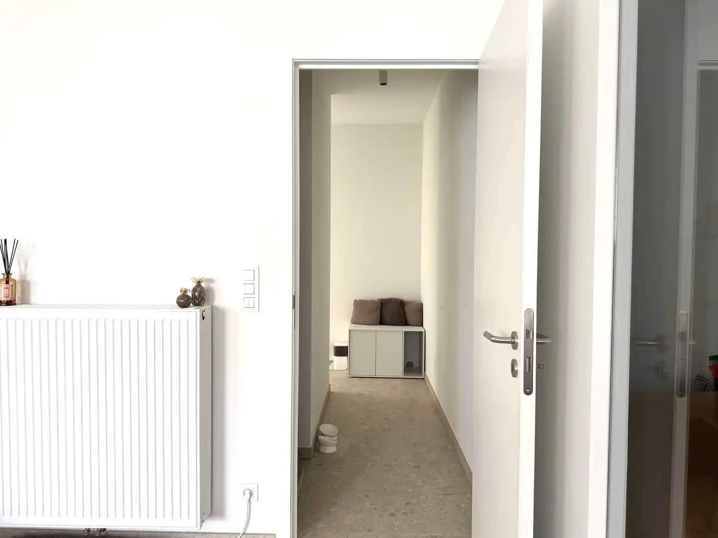 Lichtrijk geschilderd nieuwbouw appartement met 2 slaapkamers, zonneterras, parking en berging foto 6