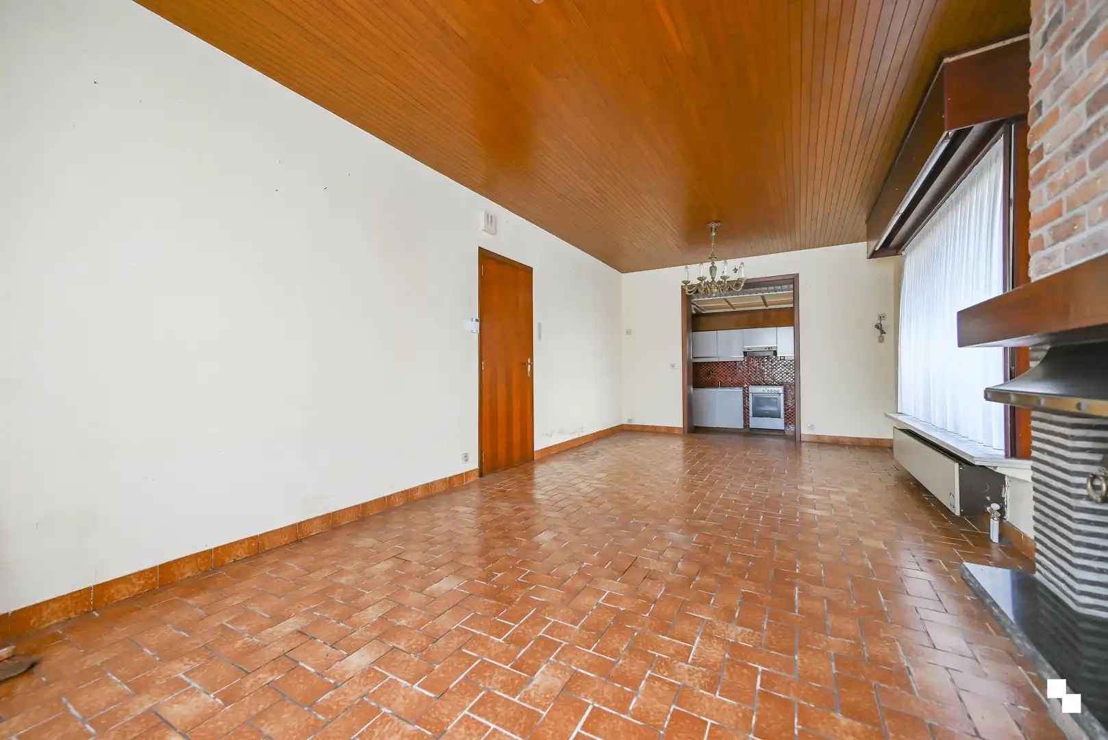 Totaal te renoveren woning met riante garage te Bosmolens foto 4
