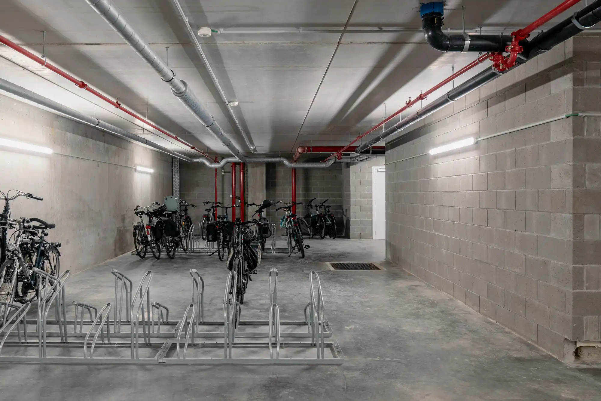 Max Dudler: uitgepuurde lijnen en Zwitserse precisie aan de Scheldekaaien. foto 16