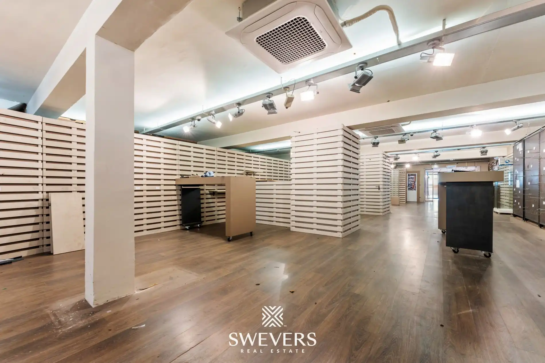 Uitzonderlijke mooi gelegen en ruime (391m²) handelsruimte in het volle centrum van Leopoldsburg foto 4