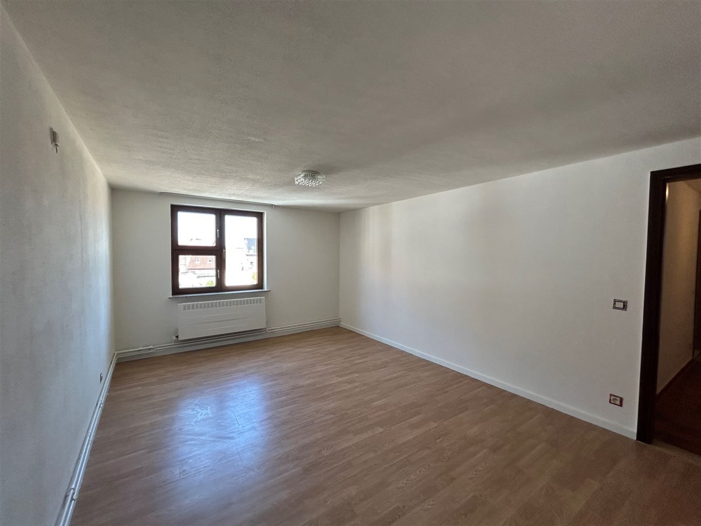 Ruim appartement met 2 slaapkamers en terrasje aan de Markt van Maaseik foto 11