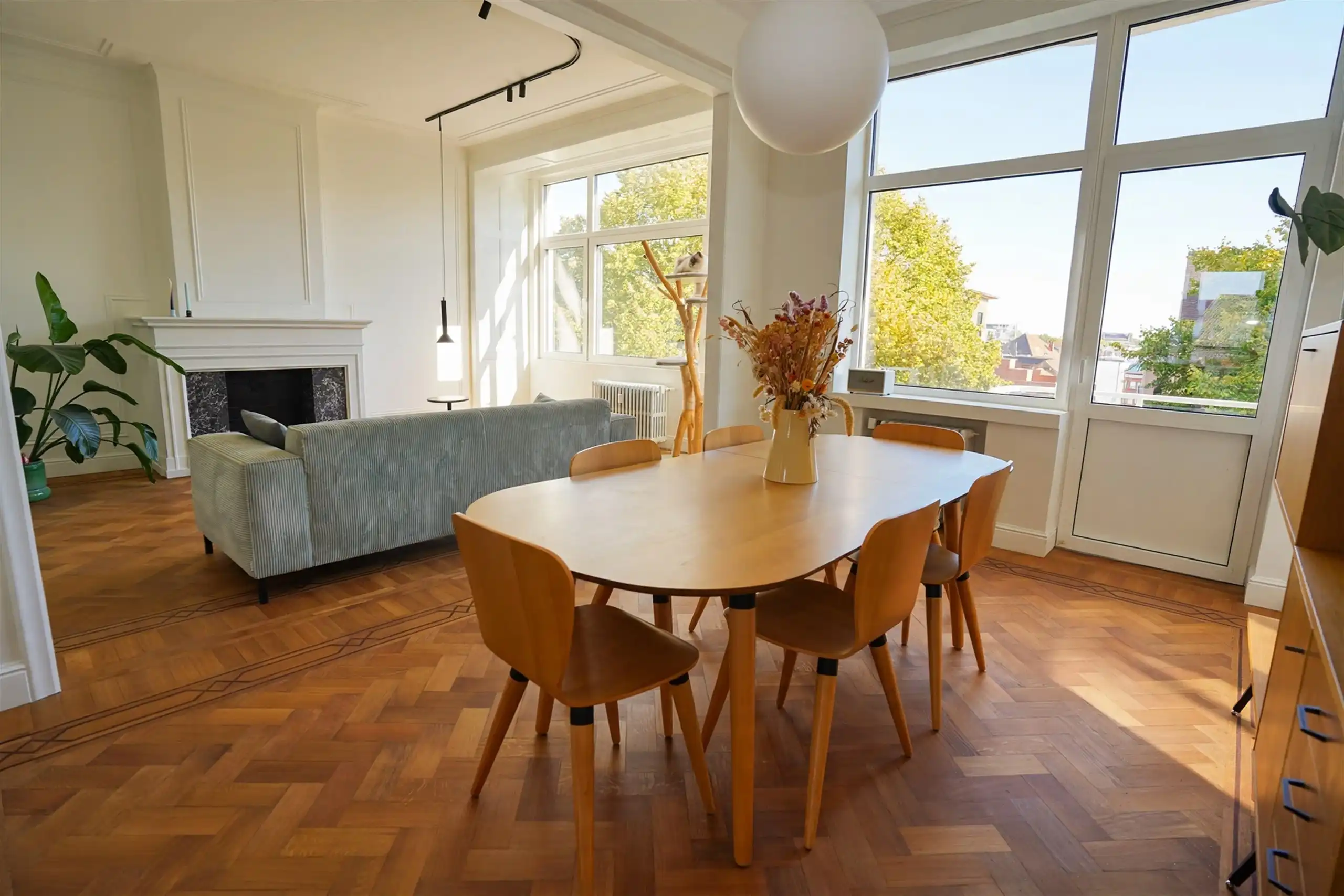 Architecturaal appartement met uitzicht op de boomkruinen foto 2