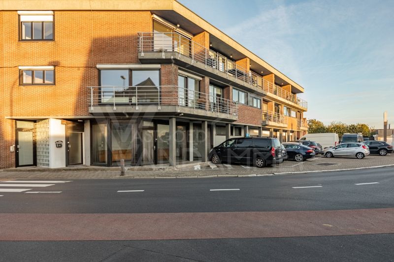 winkelruimte of kantoor met bijhorend appartement met 3 slaapkamers. Garage in de kelder foto 1