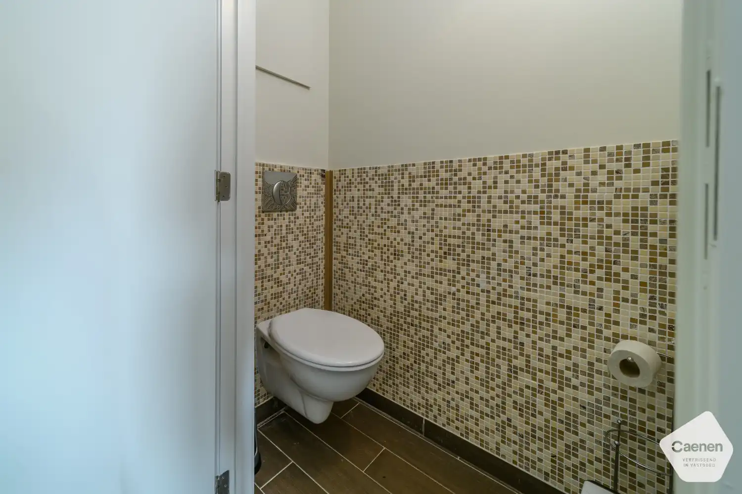 Prachtig gerenoveerde studio met slaapkamer en zijdelings zeezicht foto 6