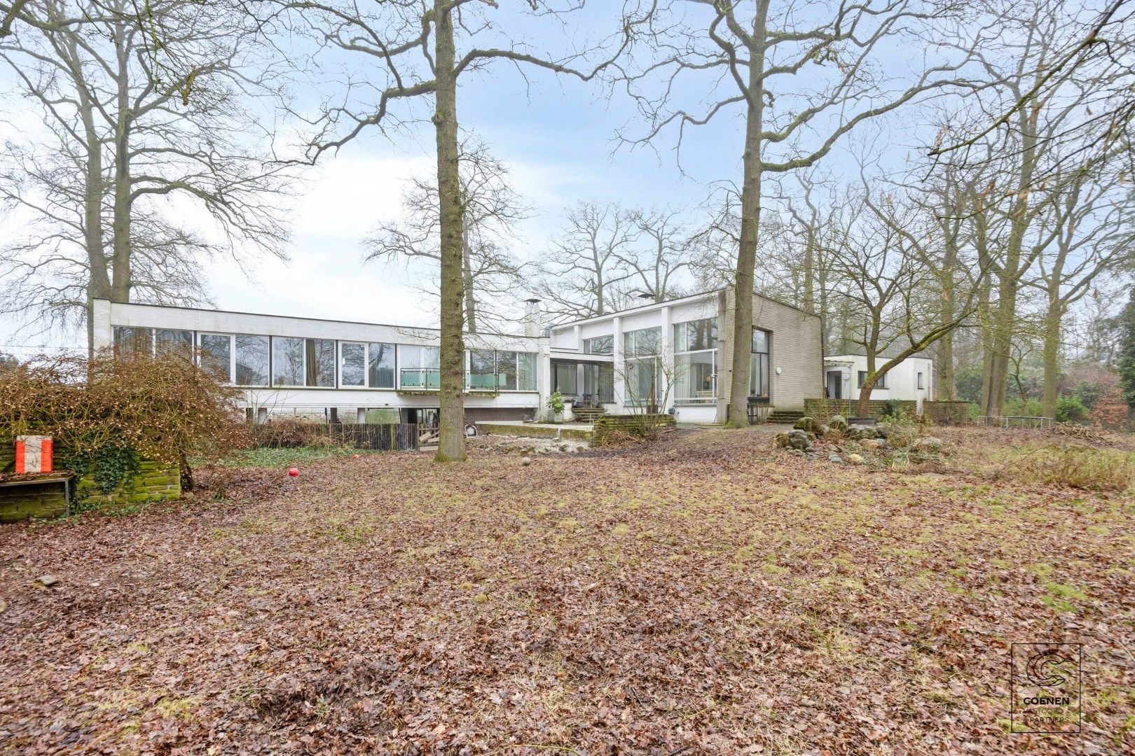 Verder te renoveren villa met een bew opp van 400m² op 5500m² grond op een schitterende ligging te Oud-Turnhout. foto 2