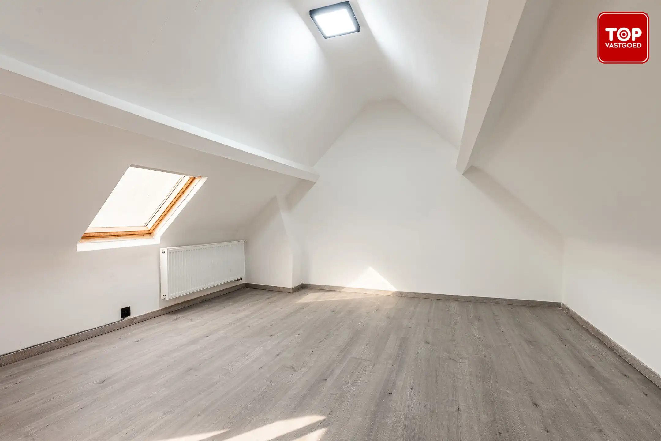 Gerenoveerde open bebouwing met 5 slaapkamers en tuin foto 19