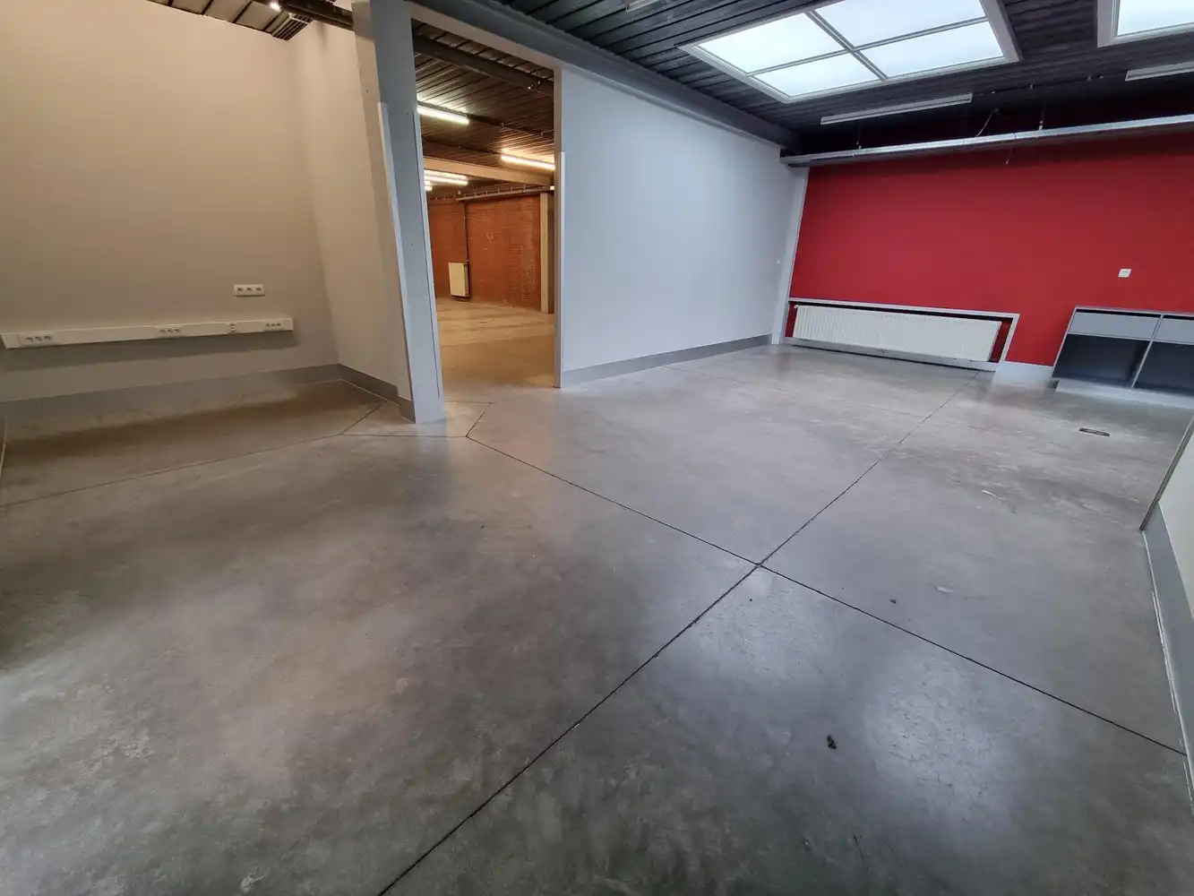 Kantoorgebouw met magazijnruimte, bruto vloeropp 1770 m² op een perceel gelegen van 49a85ca. foto 14