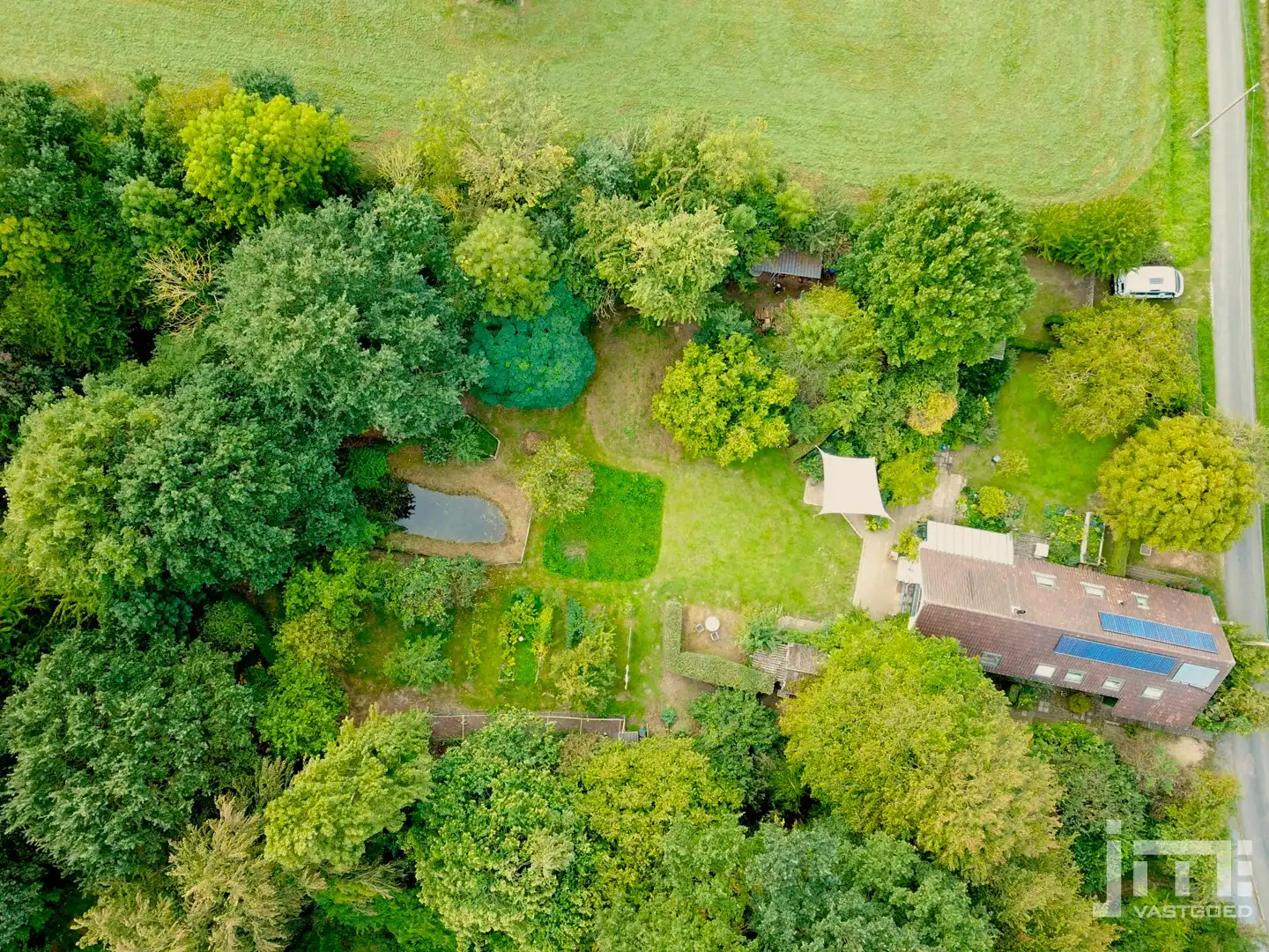 Unieke, karaktervolle woning met prachtige vide en idyllische tuin foto 25
